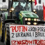 폴란드 농민들이 트랙터에 "푸틴, 우크라이나 끝내거든 브뤼셀도 좀 와줘"라는 구호를 걸고 시위하고 있다. 출처: TheHindu,