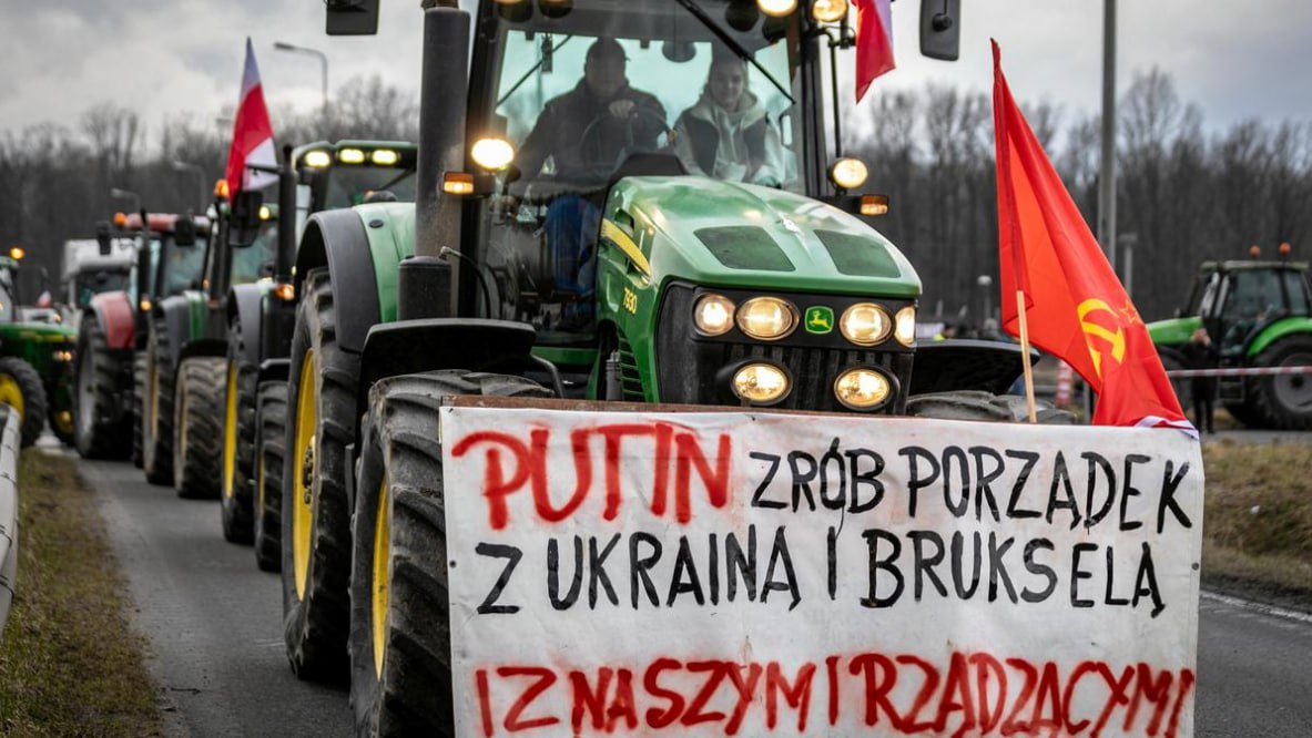 폴란드 농민들이 트랙터에 "푸틴, 우크라이나 끝내거든 브뤼셀도 좀 와줘"라는 구호를 걸고 시위하고 있다. 출처: TheHindu,