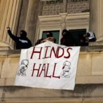 지난 4월 30일 미국 컬럼비아 대학 반이스라엘 시위대들이 해밀턴홀을 점거하고 가자 지구에서 희생된 6살 소녀 Hind Rajab을 기념하여 플래카드를 내걸고 있다. 출처; Rolling Stones.