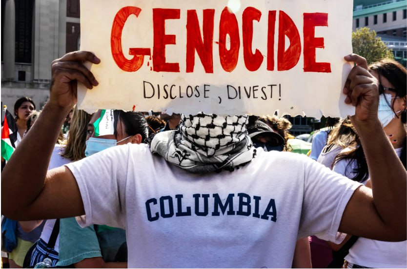 가자 학살에 항의하는 미국 학생 시위대가 divest 플래카드를 들고 있다. 출처 : Business Insider