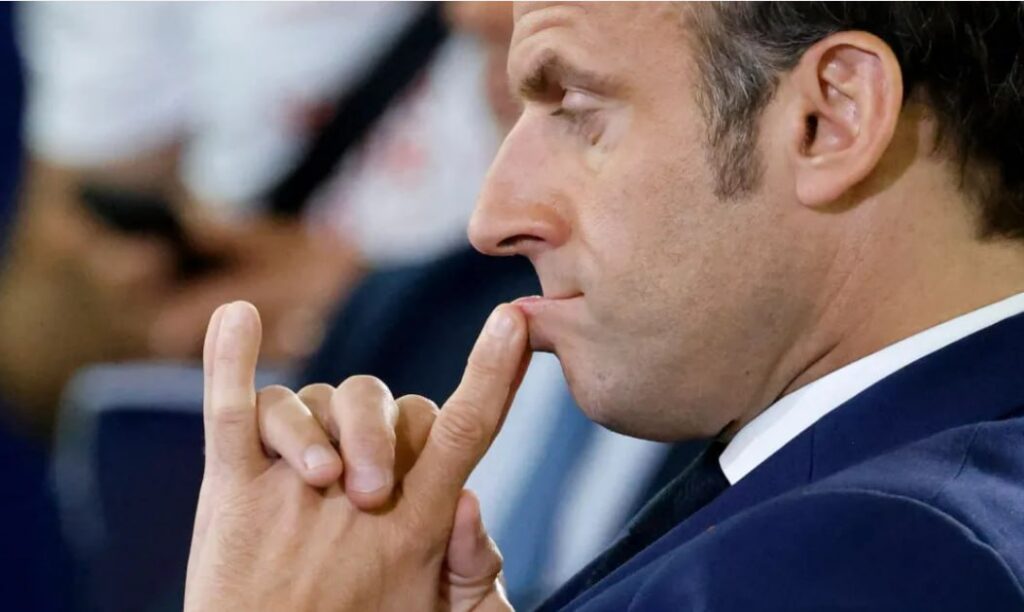엠마뉴엘 마크롱 프랑스 대통령이 스트라스부르그에서 열린 '유럽의 미래' 주제 컨퍼런스에서 강연을 듣고 있다. 출처 : Getty Images