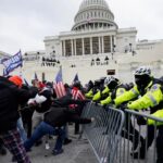 2021년 1월 6일 트럼프 전 미국 대통령을 지지하는 시위대가 워싱턴D.C 미 의사당 앞에서 부정선거 항의 시위를 벌이고 있다. 출처: