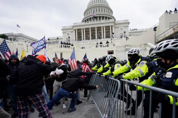2021년 1월 6일 트럼프 전 미국 대통령을 지지하는 시위대가 워싱턴D.C 미 의사당 앞에서 부정선거 항의 시위를 벌이고 있다. 출처: